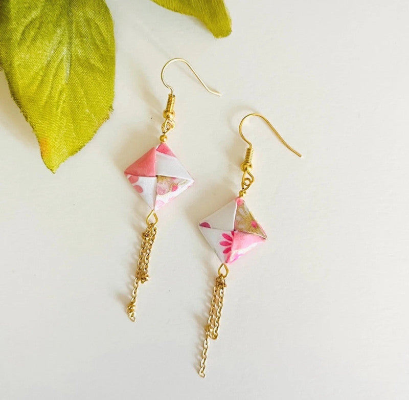 Boucles d’oreilles longues origami carré et double chaîne dorée