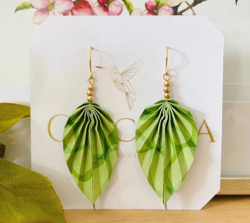 Boucles d'oreilles feuille origami et triples perles