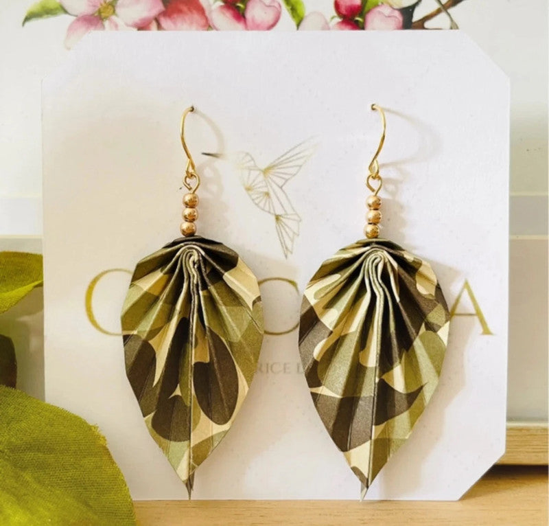 Boucles d'oreilles feuille origami et triples perles