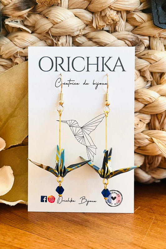 Boucles d'oreilles origami grue sur tige dorée et perle ciselée colorée